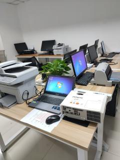 辦公室不干了！九成新辦公設(shè)備轉(zhuǎn)讓，電腦打印機(jī)投影儀一應(yīng)俱全，售后無憂